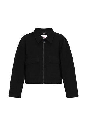 Zwarte cropped jas met een ritssluiting aan de voorkant, brede kraag, lange mouwen en twee grote klepzakken aan de voorkant.