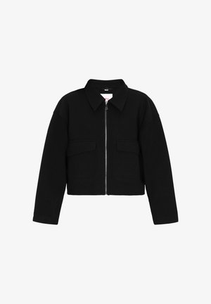 Zwarte cropped jas met een ritssluiting aan de voorkant, brede kraag, lange mouwen en twee grote klepzakken aan de voorkant.
