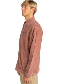 Giacca in corduroy color rosa polveroso, con colletto, tasche laterali e dettaglio ricamato sul petto. Tessuto a coste testurizzato.