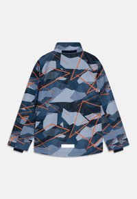 Giacca resistente all'acqua con un motivo geometrico blu e grigio con dettagli arancioni. Maniche lunghe e design con colletto alto.