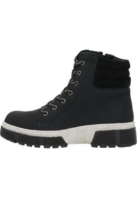 Bottines noires à la cheville avec un dessus lisse, un col rembourré et une semelle blanche contrastante. Comprend des œillets en métal et des lacets ronds. Semelle en caoutchouc texturé.