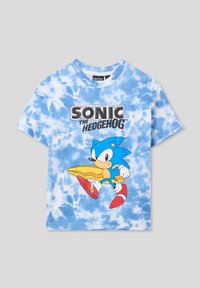 T-shirt in cotone blu tie-dye con grafica di Sonic the Hedgehog, con testo nero in grassetto e accenti rossi sulle scarpe.