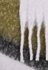 Wollen mengseltextiel met een gradientontwerp in wit, olijfgroen en donkergrijs, met een zachte, textuurachtige afwerking en rafelige randen.