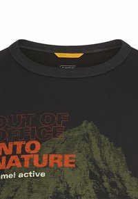 Schwarzes Baumwoll-T-Shirt mit Rundhalsausschnitt. Mit orangefarbigem und grünem Berggrafik sowie dem Text "OUT OF OFFICE INTO NATURE".