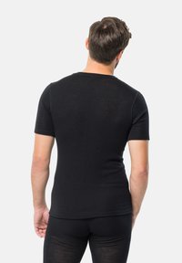 Zwart shirt met korte mouwen van lichtgewicht stof, met een ronde halslijn en een aansluitende pasvorm. Gladde textuur, minimale details.