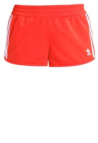 Červené sportovní šortky s hladkým povrchem, elastickým pasem a třemi bílými pruhy na každé straně. Obsahují logo adidas v bílé barvě.