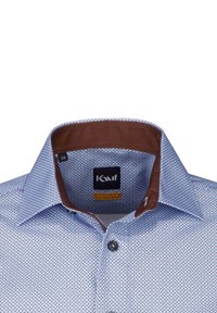 Camicia a fantasia blu chiaro con un collare marrone, vestibilità moderna, caratterizzata da una chiusura a bottone e piccoli motivi geometrici su tutto il tessuto.