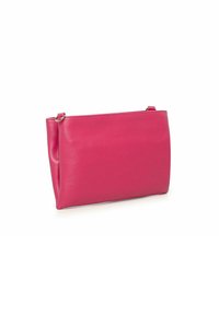 Lys pink læder clutch taske med en glat overflade, rektangulær form og lynlås lukning. Har en enkel metallisk detalje på lynlåsen.