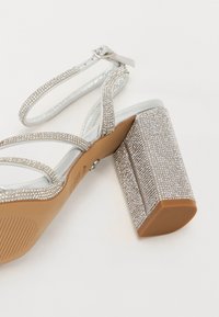 ALDO CHICGLOW  PILLOW WALK - Sandale s visokom petom - silver