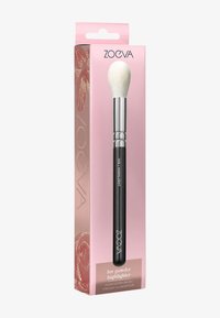 Pennello illuminante ZOEVA con setole bianche morbide, design affusolato, manico nero elegante e dettagli metallici, confezionato in una scatola rosa.