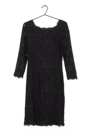 Schwarzes knielanges Spitzenkleid mit dreiviertellangen Ärmeln, aufgehängt an einem dünnen schwarzen Kleiderbügel vor weißem Hintergrund.