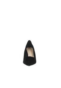 Scarpa con tacco alto in velluto nero, con punta affusolata e texture liscia. Presenta un design semplice e una sottile lucentezza sulla superficie.