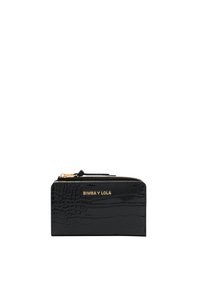 Portefeuille noir en relief crocodile avec une fermeture éclair dorée et un logo. Forme rectangulaire, texture lisse, avec un compartiment zippé pour le rangement.