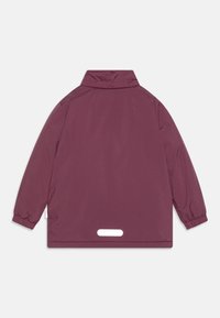 Giacca leggera viola con colletto alto, polsini elasticizzati e un dettaglio riflettente bianco all'orlo. Tessuto liscio, non foderata.