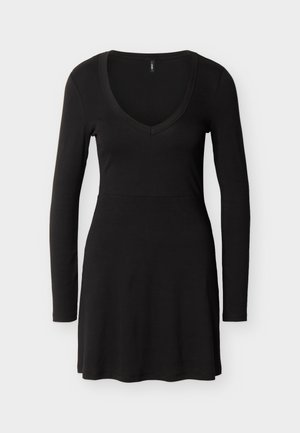 Vestido negro de manga larga con escote en V, cintura ajustada y falda ligeramente acampanada, mostrado sobre un fondo claro y sencillo.