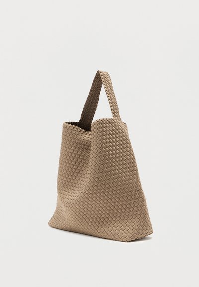 Πλεκτή τσάντα ώμου σε μπεζ απόχρωση με μαλακό, υφασμάτινο φινίρισμα και δύο ανθεκτικές λαβές, με ευρύχωρο, στρογγυλεμένο σχήμα για εύκολη μεταφορά.