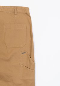 Khaki werkbroeken van stevig materiaal, met een grote zijzak, een achterzak en subtiele branding op de voorkant.