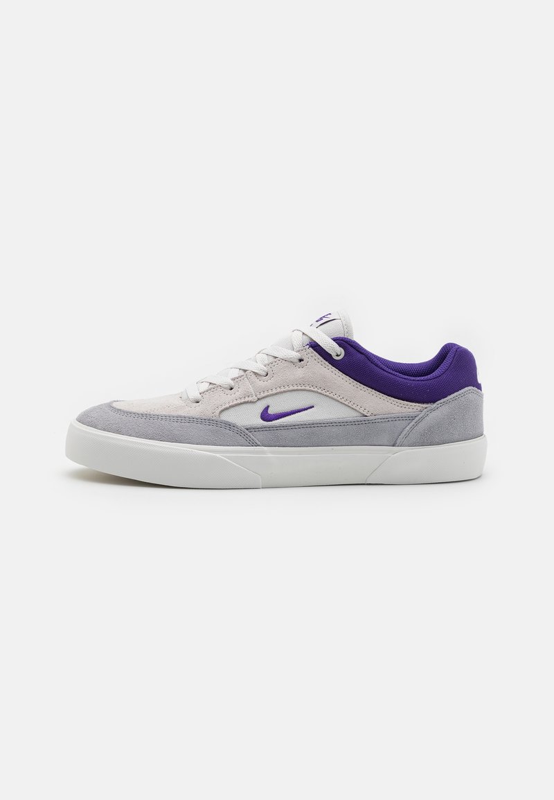 Sneaker mit grauem Wildleder und weißem Textil-Obermaterial, lila Akzenten und weißen Schnürsenkeln. Verfügt über eine abgerundete Zehenpartie und eine Gummisohle.