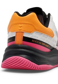 Scarpe sportive con tomaia in mesh bianco e dettagli arancioni e neri, suola nera testurizzata e suola in gomma rosa. Presente un marchio distintivo.