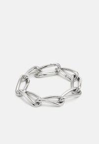 Bracciale in metallo argento composto da forme ovali allungate e interconnesse, con una superficie liscia e lucida e una brillantezza uniforme.