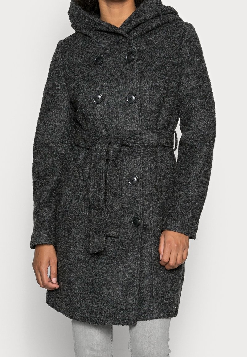 Cappotto grigio in lana tessuta con cappuccio, design doppiopetto, bottoni neri e vita cintrata. Presenta maniche lunghe e una vestibilità rilassata.