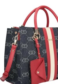 Denim-Shopper mit roten Kunstlederakzenten, ausgestattet mit einem gestreiften Design, Logo-Muster, doppelten Tragegriffen und einem abnehmbaren Geldbörsendetail.