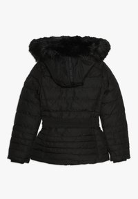 Černá prošívaná bunda s kapucí lemovanou umělou kožešinou, pasem se zavazováním a prošívanou texturou. Pohled zezadu ukazuje detaily šití a přiléhavý střih.