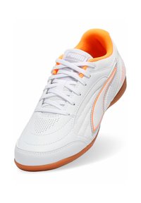 Biały but sportowy wykonany z materiału syntetycznego z pomarańczowymi akcentami. Charakteryzuje się teksturowaną powierzchnią, zaokrąglonym noskiem i gumową podeszwą.