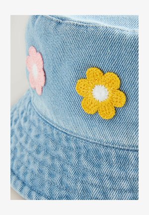 Džínová vedierková čiapka v svetlomodrej farbe s textúrovaným materiálom, s ružovými a žltými vyšívanými kvetinovými nášivkami na boku.