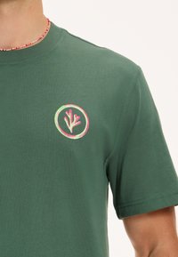 Shiwi Marškinėliai su spaudiniu - cilantro green