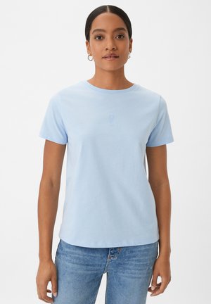 Lichtblauw katoenen T-shirt met een ronde hals en korte mouwen. Subtiele logodetail in het midden, zijnaden zichtbaar. Casual pasvorm.