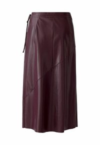 Bordeaux leren rok met een gladde textuur, halflang, met een trekkoord in de taille en diagonale naaddetails voor extra ontwerpinteresse.