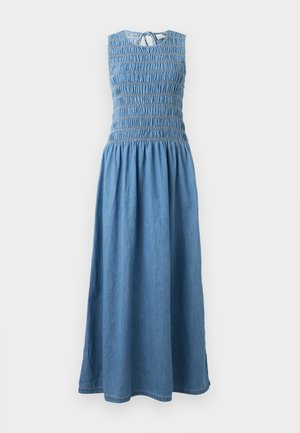 Robe midi en denim bleu sans manches avec corsage smocké, encolure ronde et fermeture à nouer dans le dos.