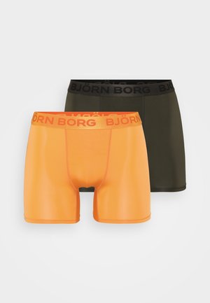 Dois pares de boxers: um laranja com costuras pretas e uma faixa larga laranja na cintura, o outro verde escuro com uma faixa preta na cintura.