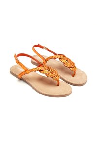 Sandalias trenzadas naranjas con suela plana, correas de cuero y plantilla beige acolchada. Correa ajustable en el tobillo para mayor soporte.
