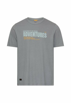 T-shirt gris à manches courtes avec texte bleu clair et orange "Des souvenirs à créer. Aventures 24/7" et petites phrases à thème exploratoire sur la poitrine.