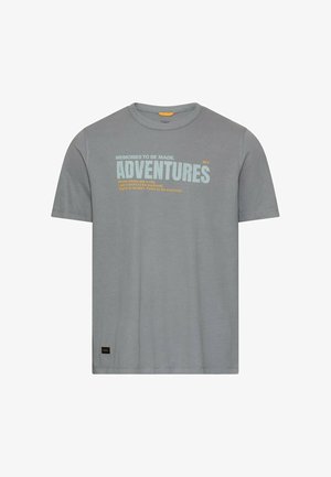 Graues T-Shirt mit kurzen Ärmeln und hellblauem sowie orangem Text "Memories to be made. Adventures 24/7" und kleineren, erkundungsthematischen Phrasen auf der Brust.