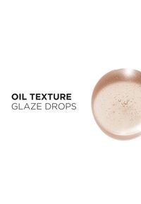 Gotas de esmalte con textura de aceite en una forma redonda, brillante y de color rosa claro con burbujas y una superficie brillante, sobre un fondo blanco.