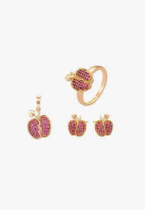 Arany színű ékszerszett, amely egy gyűrűt, fülbevalót és medált tartalmaz. Mindegyik darab stilizált gyümölcs formájú, rózsaszín kövekkel díszítve és levél részletekkel ellátva.