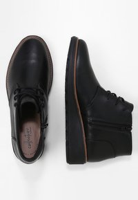 Clarks Kotníkové boty na klínu - black