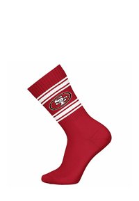 Calcetín de algodón rojo con rayas blancas en la parte superior, que presenta un логотип en blanco y negro en un diseño circular. Textura suave, de longitud media.