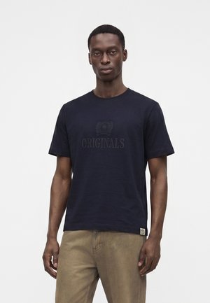 Jack & Jones, JORFREDERIKSBERG MONOGRAM TEE - T-Shirt print - sky captain