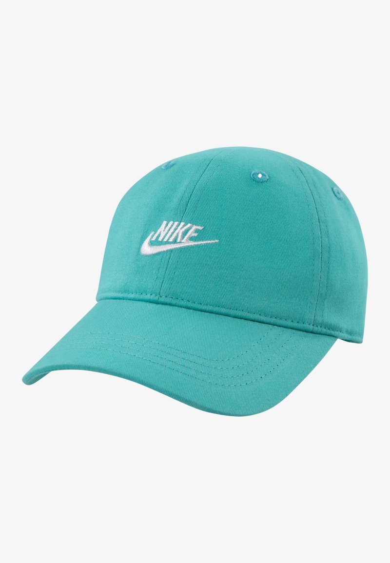 Tirkīza kokvilnas cepure ar izliekto malu un baltu izsistu Nike logo priekšpusē. Iekļauj sešus ventilācijas caurumus un izšuvuma detaļas.