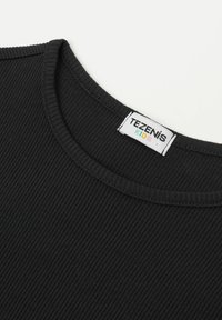 Schwarzes, geripptes T-Shirt mit Rundhalsausschnitt. Verfügt über ein aufgenähtes Label "TEZENIS KIDS" am Hals. Glatte Textur und schlichtes Design.