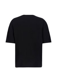 Must must t-särk, millel on lahtine lõige, lühikesed varrukad ja ümmargune kaelus, millel on lihtne disain ilma igasuguste mustrite või aktsentideta.