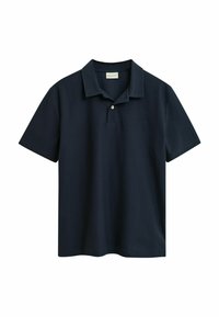 Polo shirt bleu marine en coton, avec un col classique, une patte de boutonnage à deux boutons et un logo brodé discret sur la poitrine.