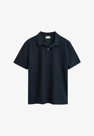 Marineblauwe polo gemaakt van katoen, met een klassieke kraag, een twee-knopen sluiting en een subtiele geborduurde logo op de borst.