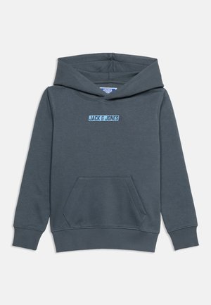 Mørkegrå hættetrøje med kangaroo-lomme foran og blå "JACK & JONES" logo centreret på brystet.