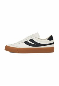 Sneakers bianchi in pelle con accenti neri e due strisce diagonali, dotati di una suola in gomma testurizzata di colore gomma e sei passanti per i lacci.