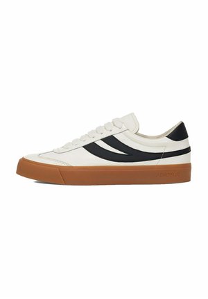 Sneakers bianchi in pelle con accenti neri e due strisce diagonali, dotati di una suola in gomma testurizzata di colore gomma e sei passanti per i lacci.